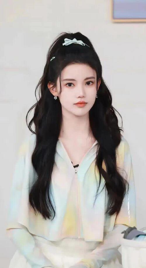 孙珍妮：月貌花容春意浓，柳条细腰舞动时，魅力洒满，永恒流传