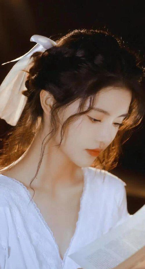 孙珍妮：月貌花容春意浓，柳条细腰舞动时，魅力洒满，永恒流传