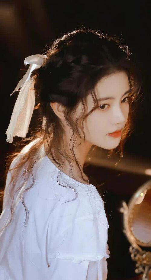孙珍妮：月貌花容春意浓，柳条细腰舞动时，魅力洒满，永恒流传