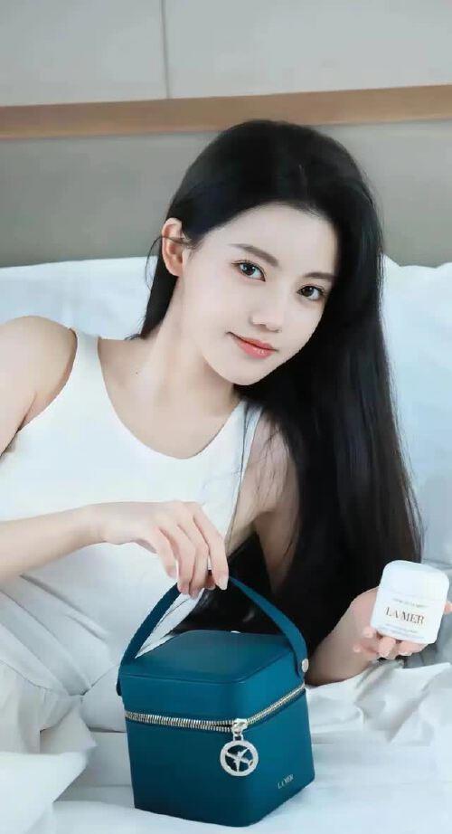 孙珍妮：月貌花容春意浓，柳条细腰舞动时，魅力洒满，永恒流传
