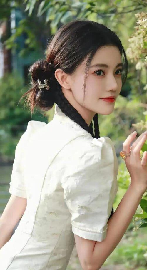 孙珍妮：月貌花容春意浓，柳条细腰舞动时，魅力洒满，永恒流传