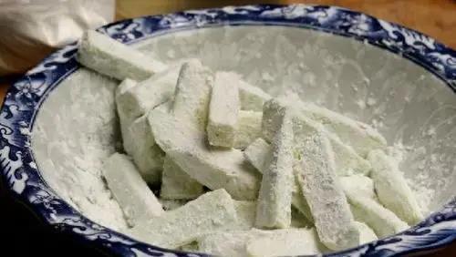 炒茄子时，先放油就错了，大厨教你一招，茄子不吸油不发黑
