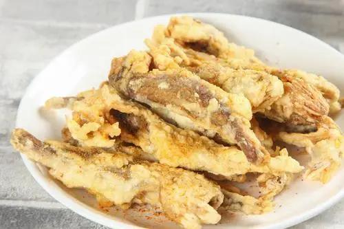 炸小黄鱼，总是软趴趴的不酥脆？大厨教您2招，又香又脆不回软