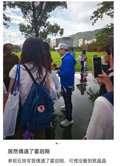 霍启刚冒雨带儿逛军营！擦汗一幕暖人心，11岁儿子独立了吗？