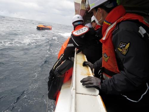 韩海警：中国香港籍货船14船员获救，仍有8人失踪