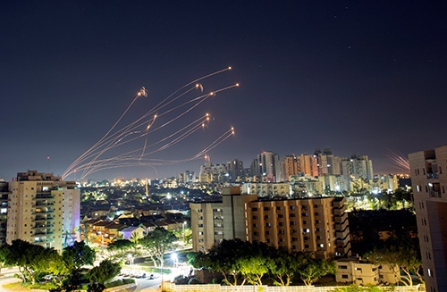 5月15日以色列“铁穹”防空系统拦截从加沙地带发射的火箭弹，图自：澎湃影像
