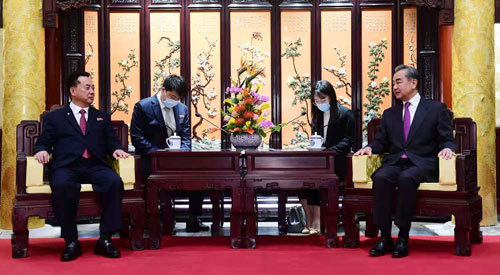 王毅用“碰肘礼”欢迎朝鲜新任驻华大使