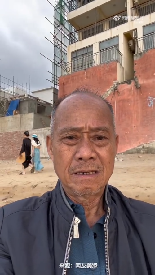 大爷帮忙拍照却误点自拍上演歪头杀，皱眉头瞬间太可爱了