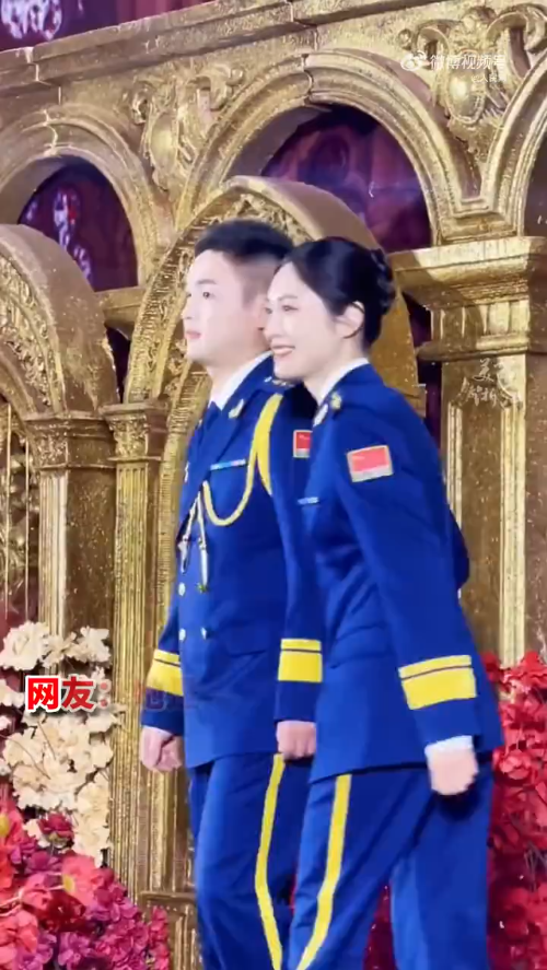 新人换下礼服后穿上军装