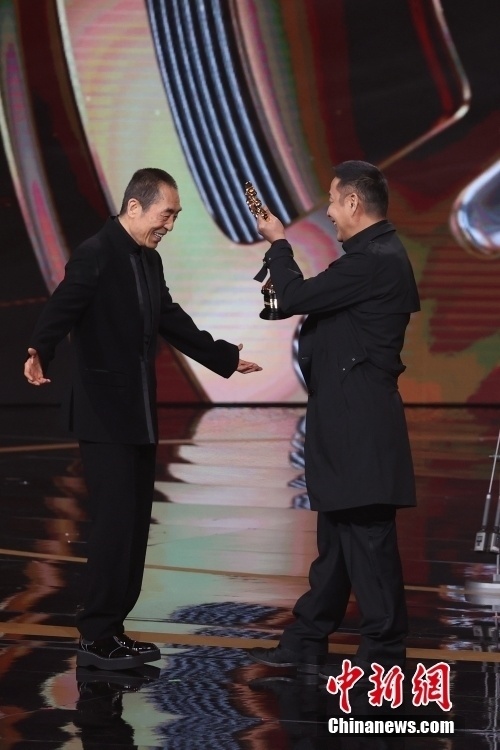 张艺谋获终身成就奖 第十三届北京国际电影节闭幕