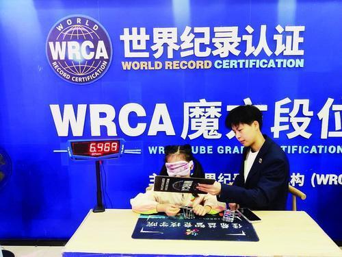 7岁女孩8秒盲解五连环：让更多的世界纪录留在中国