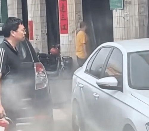 老人被儿子用灭火器喷 网友知道原因后不淡定了