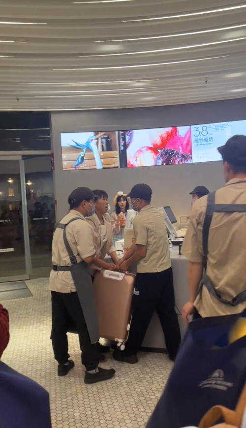 女子在奶茶店内抢夺行李