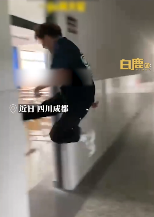 大学生拍耍帅视频磕门框剃头缝7针
