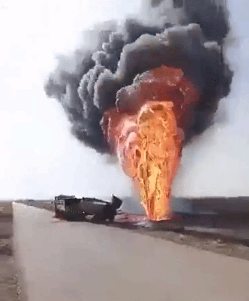 叙利亚两盗贼偷石油时误将管道切断引发火灾：火焰喷出地面 致1死1伤