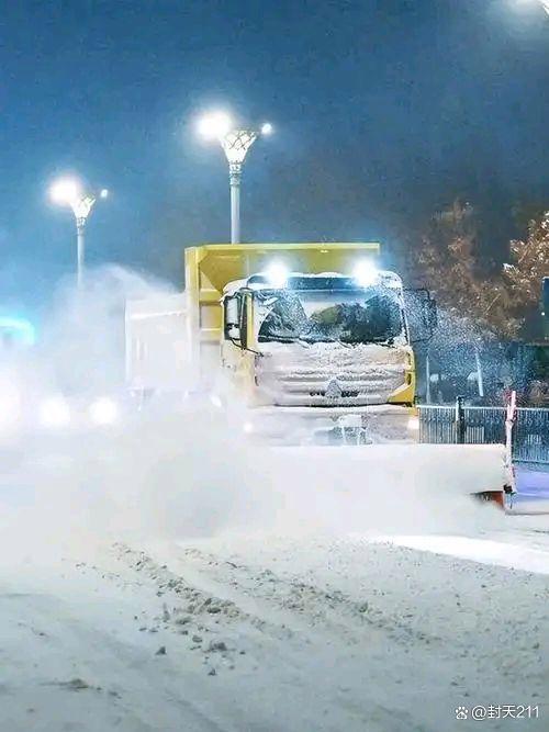 鹤岗暴雪破纪录 乘客雪中推公交 坚韧不拔抗雪灾