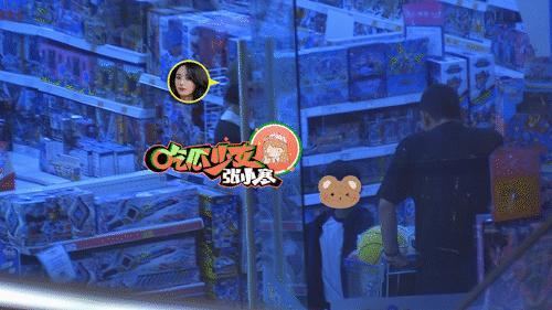 超宠娃！赵丽颖带儿子买玩具 亲子时光温馨满泻