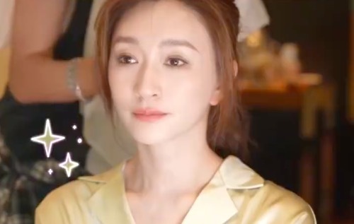 李小冉說(shuō)躺著就把肥減了,！李小冉迎來(lái)49歲生日，何炅謝娜為李小冉慶生