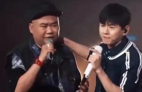 张杰唱《北斗星的爱》悼念苟伟 歌声里的永恒友情