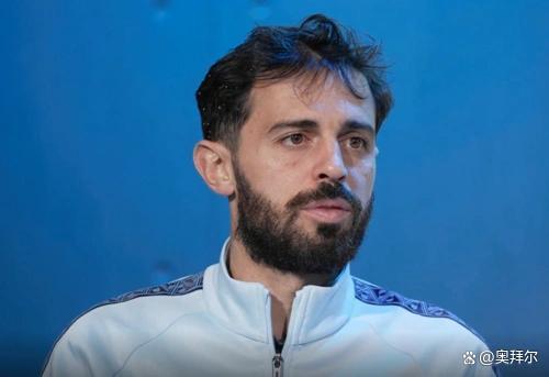 英超滑稽一幕！席尔瓦扔球砸人后“假摔” 名宿开炮：这么做太愚蠢