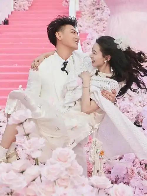 蹲一下黄子韬徐艺洋婚礼直播 共享式爱情引热议