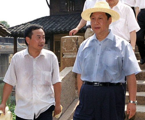 2005年8月3日，習近平在浙江嘉興桐鄉(xiāng)市烏鎮(zhèn)調(diào)研古鎮(zhèn)保護工作。資料圖片