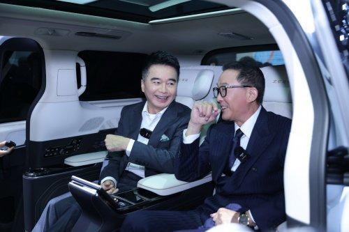 许亚军车展下单极氪9x：这车很提气，明星同框迎阿