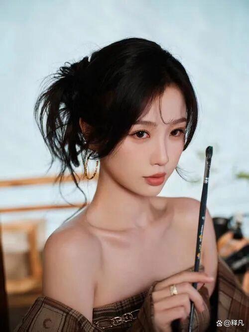 虞书欣回复何与 《双轨》演技获赞