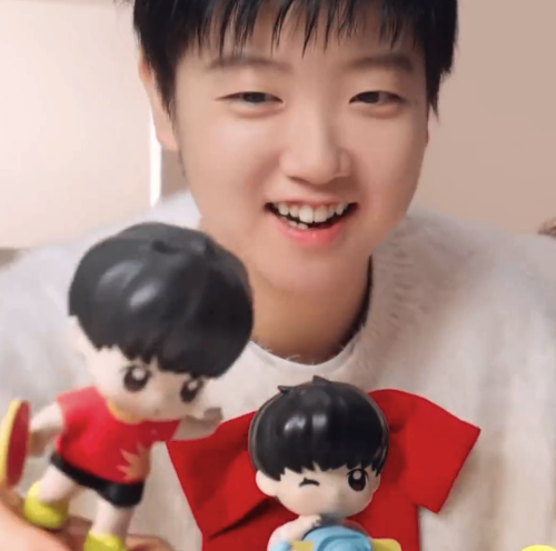 孙颖莎玩自己的手办