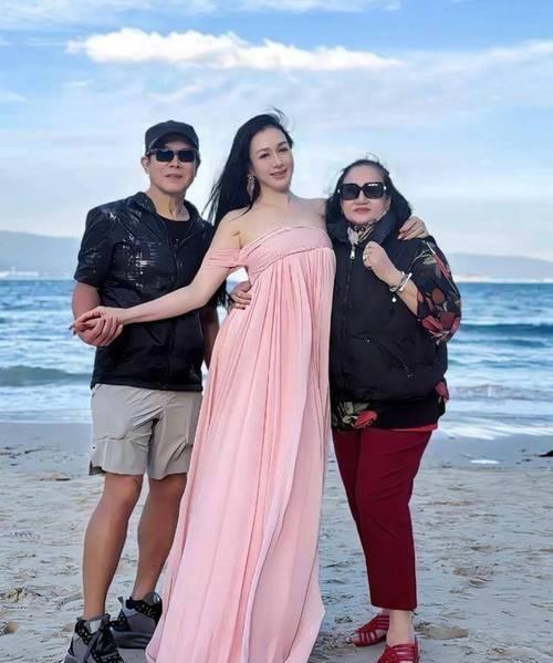 钟丽缇在北京家中为妈妈办78岁生日派对，长相身材几乎都遗传妈妈 岁月从不败美人