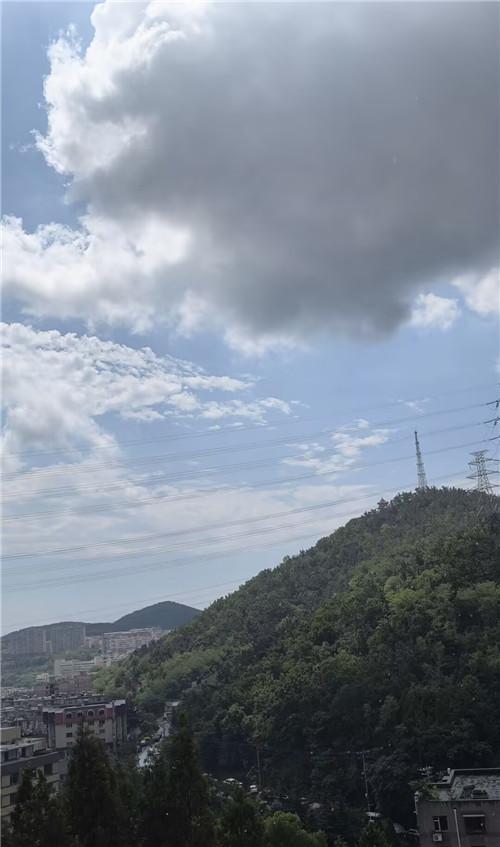 大连真实上演“一片云彩一片雨”