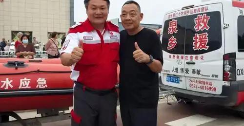 于东来在英国伦敦吃胡辣汤 理念感动小店老板