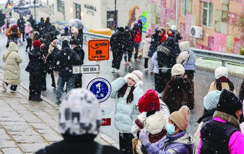 “雪窝”威海迎今冬首场强降雪,雪海盛景引游客跨城奔赴