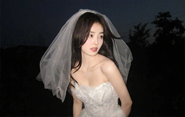白鹿身穿婚纱典雅又高贵 黑发随风飞舞笑容浅浅