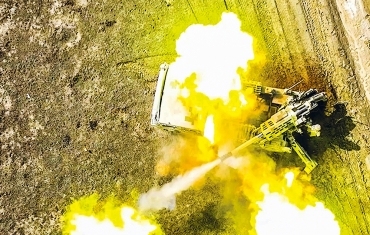 新疆军区某团炮兵分队实弹射击考核影像