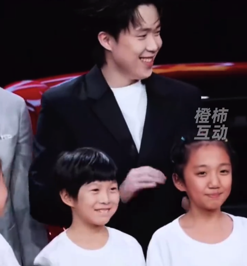 赛场下的王楚钦太温柔 合影不忘摸摸小朋友的头