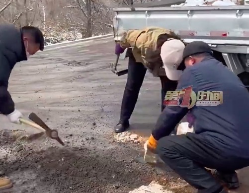 “全家没有一个扫兴的”！女子提议修补破损路面获家人支持