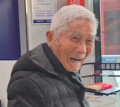 九旬老人蹒跚送还手机 网友：被大爷拾金不昧后的这一笑感染到了 
