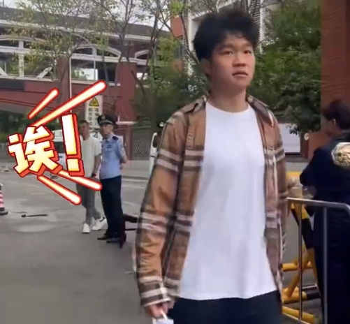 考生喊了一聲媽 周圍人全成了媽