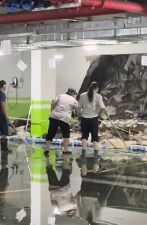 辽宁小区地库坍塌露出垃圾