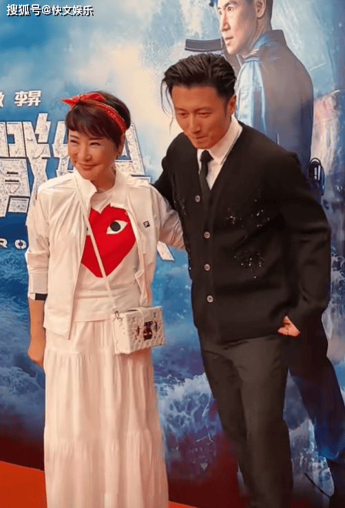 44岁谢霆锋和妈妈罕见同框！73岁狄波拉状态年轻，母子合影似姐弟