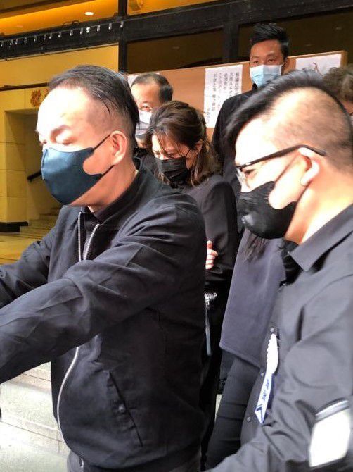 吴孟达出殡5儿女现身显憔悴 90多岁母亲未露面