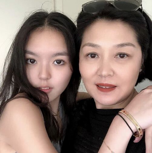 李咏19岁女儿近照曝光 五官清秀身材火辣