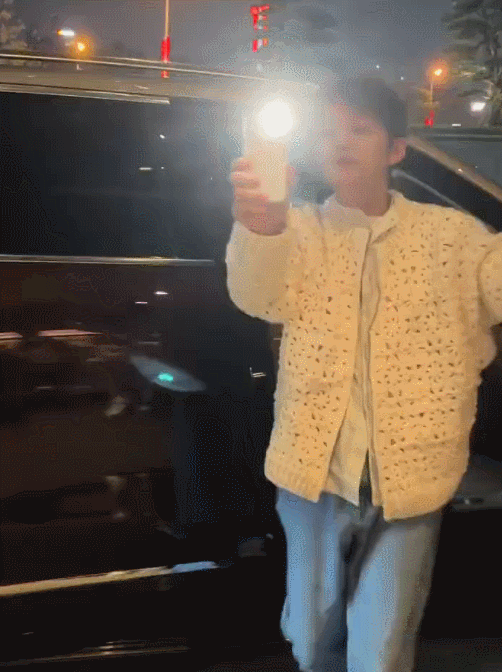 何炅私人行程遭“私生饭”围堵！打开闪光灯反拍