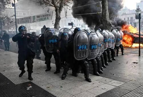 阿根廷首都爆发激烈冲突 米莱政府面临严峻考验