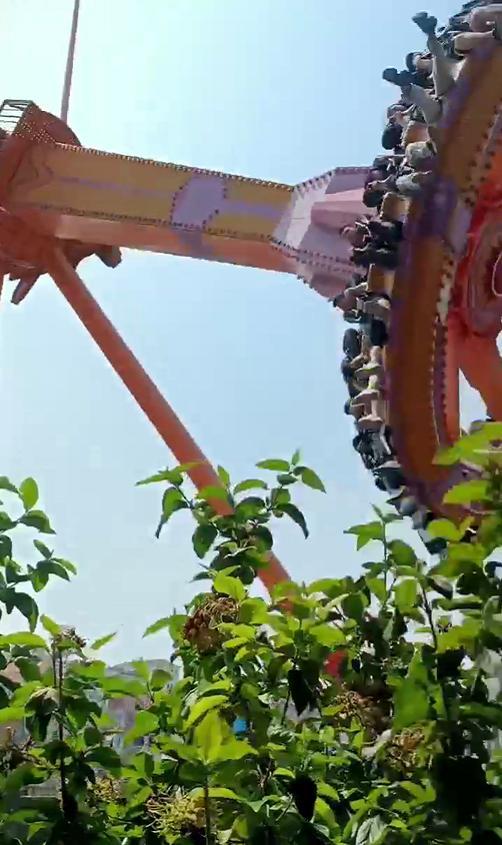 园方称大摆锤空中倒挂非故障 概率事件引发关注