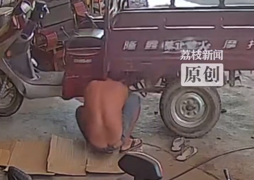 驚魂瞬間！三輪后斗掉落砸中修車師傅脖子