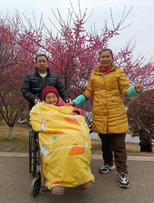 長沙一女子陪99歲老媽每天旅游 孝心傳遞愛與溫暖