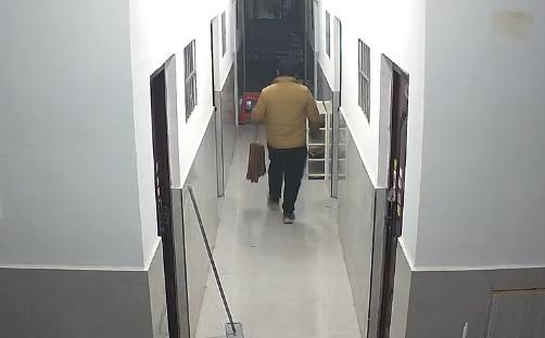 男子偷走20斤香肠被抓时还没下锅 贪小利终被捉