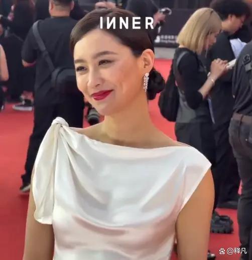 44岁陈法拉金像奖红毯美爆了 白到发光引热议